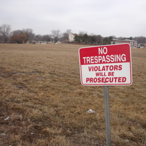 800px-No_Trespassing_sign_at_empty_lot_in_February